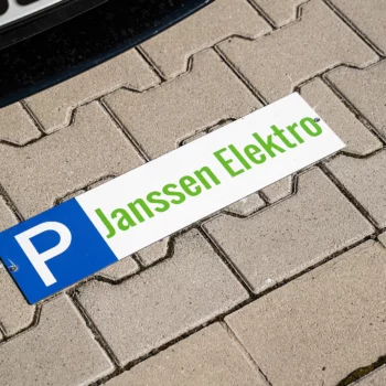 Parkplatzschild für Elektrofahrzeuge, das auf dem Boden angebracht ist.